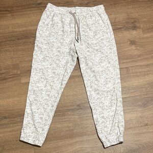Athleta Farallon Joggers Pants Pebbles Texture Abalon Cream Size Small 988044